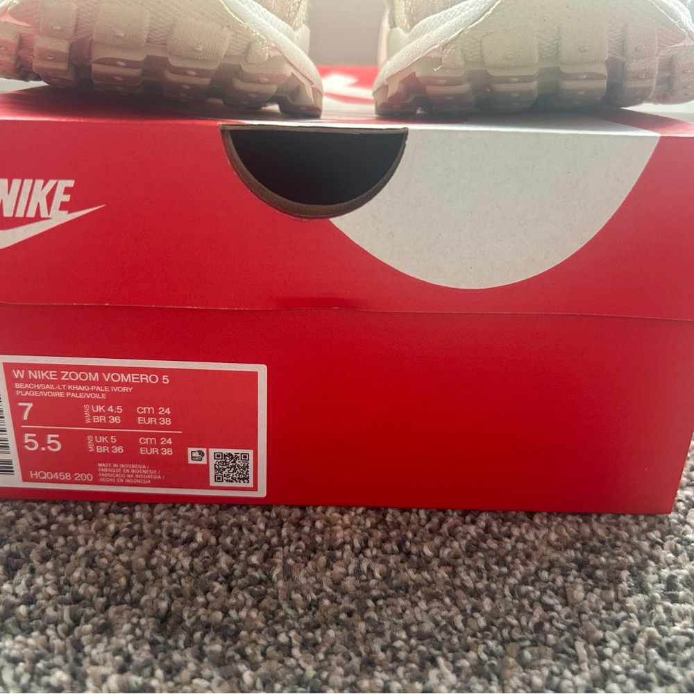 Women’s Nike Zoom Vomero’s - Picture 6 of 6